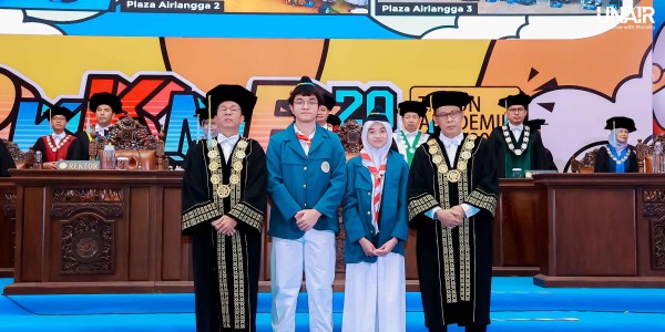 Kukuhkan 9.437 Mahasiswa Baru, Rektor UNAIR Tekankan Pentingnya Moral