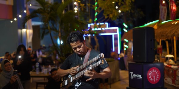 One Deck Night Market: Pasar Malam Kekinian di ARTOTEL TS Suites Surabaya Meriahkan Bulan Kemerdekaan