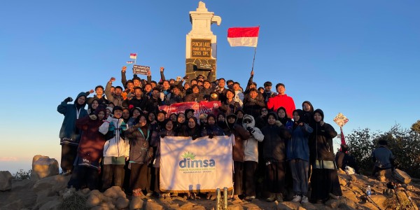 Peringati HUT ke-80 RI, MA Darul Ihsan Muhammadiyah Sragen Ajak Seluruh Muridnya untuk pendakian ke Gunung Lawu 