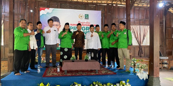 Legislator PKB Serahkan 1.207 SK Program Indonesia Pintar di Sleman