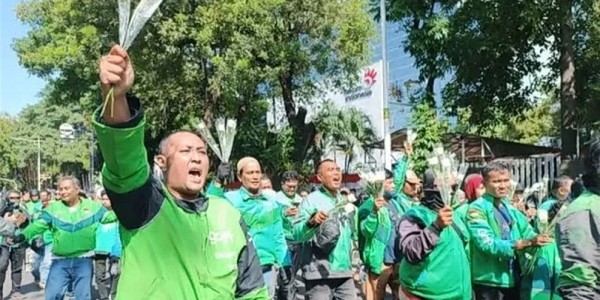 Ojol Gelar Aksi Damai di Monas, Bagikan Mawar ke Masyarakat hingga Aparat