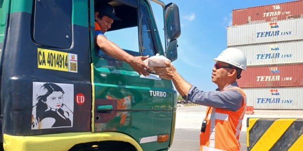 Lewat Program Pelindo Berbagi, Terminal Teluk Lamong Bagikan Makanan Sehat bagi Driver dan TKBM