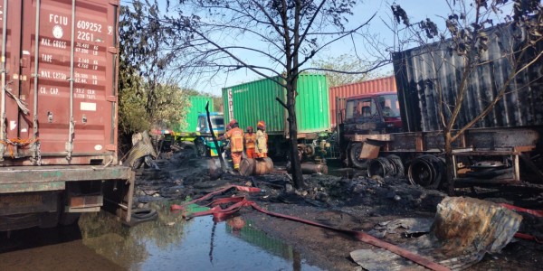 Tim Damkar Pelindo Aksi Cepat Padamkan Kebakaran di RTK Kalimas