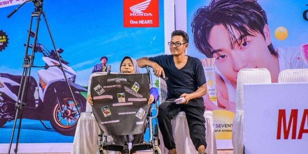 Dari Kursi Roda, Perjuangan Seorang Ibu Dukung Anaknya Debut di DBL Seri Palembang