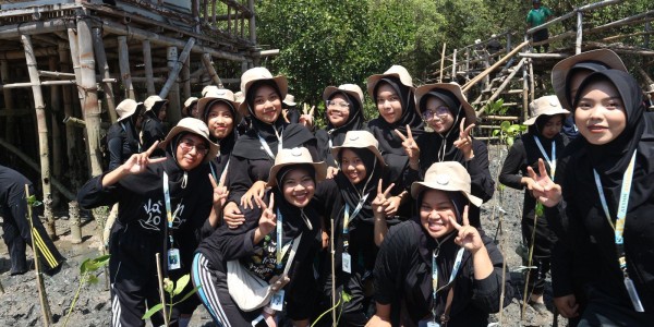 BEM FEB UNESA Gelar Abdi Sosmas Mangrovive di Wonorejo: “Greening Together, Healing Forever”