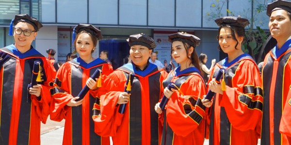 Wisuda 2025 UPH Kampus Surabaya: Mewujudkan Generasi Inovatif di Era Dinamis