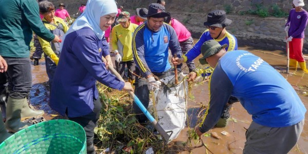 Gubernur Khofifah Pimpin Aksi Bersih Sungai dalam Momen WCD di Probolinggo, Komitmen Menuju Indonesia Bersih 2029