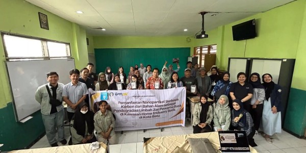 UNAIR Kolaborasi dengan Pengrajin Batik Batu untuk Atasi Limbah Pewarna Batik dengan Teknologi Nano-Karbon