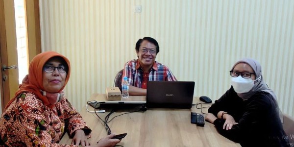 Wisudawan S3 Kimia ITS di Usia 63 Tahun: Menjadi Inspirasi dalam Menuntut Ilmu Tanpa Batas Usia