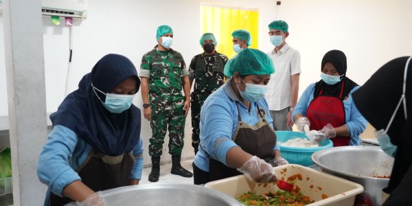 Danrem 084/Bhaskara Jaya Tinjau Langsung Progam Makan Bergizi Gratis di Surabaya