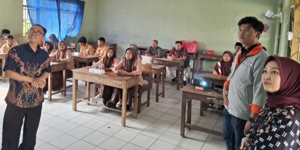 PPNS Latih Optimalisasi Pembelajaran Digital bagi Guru & Siswa di SMA PGRI Perak Jombang