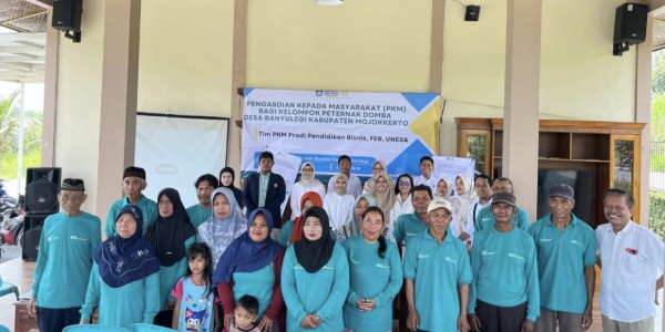 Dosen Unesa Latih Strategi Branding bagi Kelompok Peternak Domba Desa Banyulegi, Mojokerto