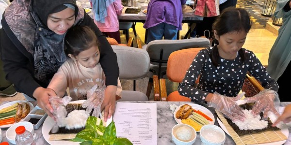 Belajar Sambil Bermain, Anak-Anak Antusias Buat Sushi di Java Paragon Hotel Surabaya