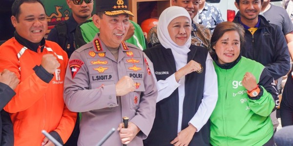 Kapolri Pimpin  Apel Bersama 4.425 Ojol Jogo Jatim, Gubernur Khofifah Apresiasi Sinergi Jajaran Kepolisian Bersama  Ojol Jaga Kamtibmas di Jawa Timur