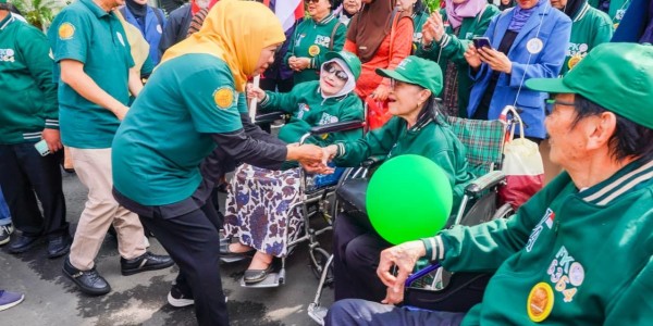Gubernur Khofifah Berangkatkan Parade Defile Dies Natalis ke-71 UNAIR dan 112 Tahun Pendidikan Dokter