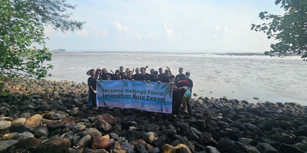 Waringin Hospitality dan Tunas Hijau Ajak Ratusan Peserta Bersihkan Pantai Kenjeran, Dukung Nelayan Lewat Aksi Sosial