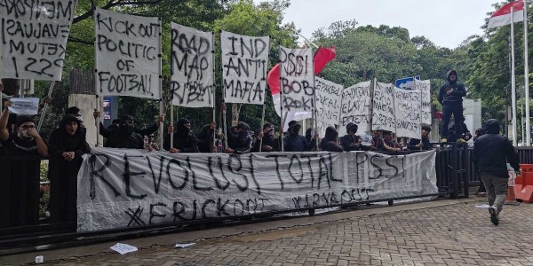 Ultras Garuda Geruduk Kantor PSSI Tuntut Revolusi Total dan Erick Thohir Out