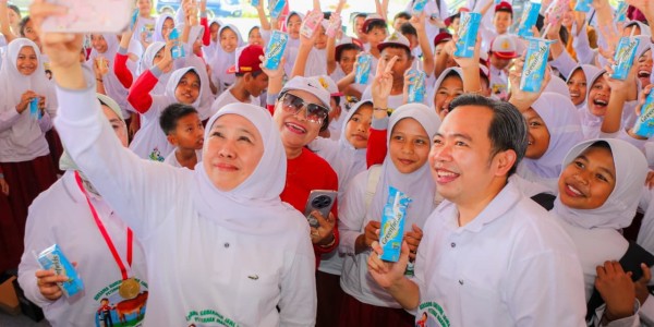 Gubernur Khofifah Minum Susu Bareng Ratusan Siswa SD di Jember, Dorong Pemenuhan Gizi Sejak Dini