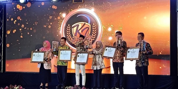 Kemendukbangga/BKKBN Perwakilan BKKBN Provinsi Jawa Timur Raih Penghargaan di Ajang KI Awards Jawa Timur 2025