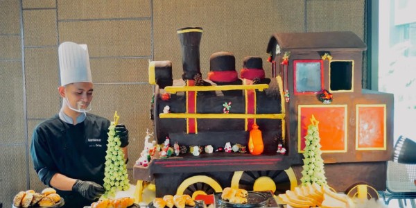 Sambut Natal, Grand Mercure Malang Mirama Pajang Instalasi Kereta dari Cokelat 60 Kg