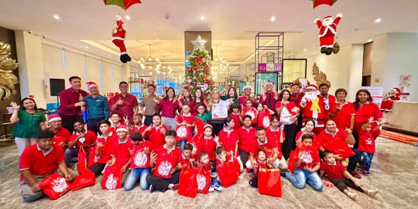 Swiss-Belinn Airport Surabaya Rayakan Christmas Tree Lighting Ceremony Bersama Anak Panti Asuhan Dorkas