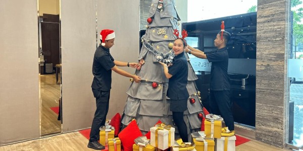 Hotel Neo+ Waru Sidoarjo Hadirkan Pohon Natal Kreatif dari Bed Runner Bekas