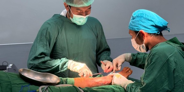 Tim Dokter UNAIR Tangani Operasi Darurat dan Layani Ratusan Warga Terdampak Bencana di Aceh Tamiang