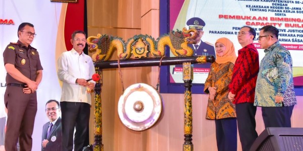 Gubernur Khofifah Tandatangani MoU Pidana Kerja Sosial dengan Kajati Jatim, Dorong Pergeseran Paradigma Pemidanaan