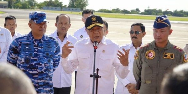 Menko Polkam Apresiasi Kinerja Kru Pesawat Pengiriman Logistik Bencana