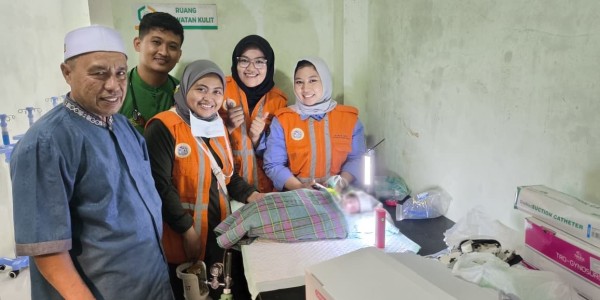 Di Tengah Banjir, Tim Medis UNAIR Tangani Persalinan Darurat di Aceh Tamiang
