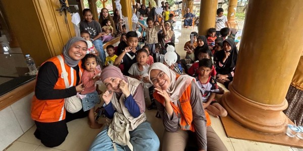 Relawan UNAIR Hadirkan Trauma Healing bagi Anak-Anak Terdampak Bencana Aceh-Sumatra
