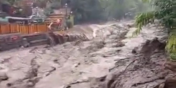 Banjir Bandang Terjang Kawasan Wisata Guci Tegal, Jawa Tengah
