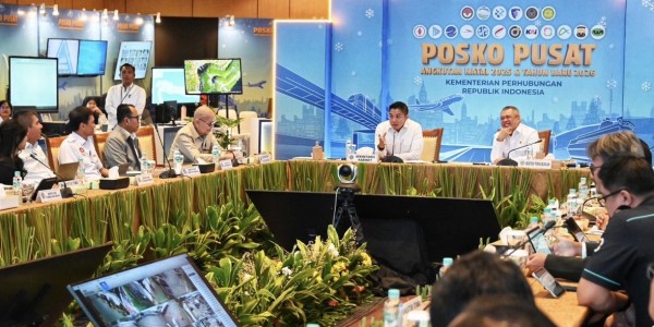 Menhub Dudy dan Seskab Teddy Kunjungi Posko Pusat Angkutan Natal dan Tahun Baru