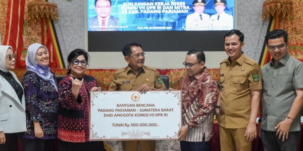 Komisi VII Serahkan Bantuan 500 Juta untuk UMKM Terdampak Bencana di Padang Pariaman