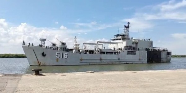 KRI Teluk Banten-516 Sandar di Belawan, Debarkasi Bantuan Kemanusiaan untuk Korban Bencana Aceh