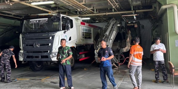 KRI Surabaya-591 Angkut Bantuan dan Personel untuk Penanganan Bencana Sumatera