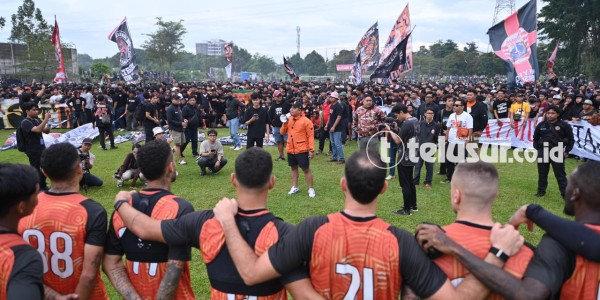 FOTO: Ratusan The Jakmania Bakar Semangat Persija Jelang Laga Tandang Lawan Persib Bandung