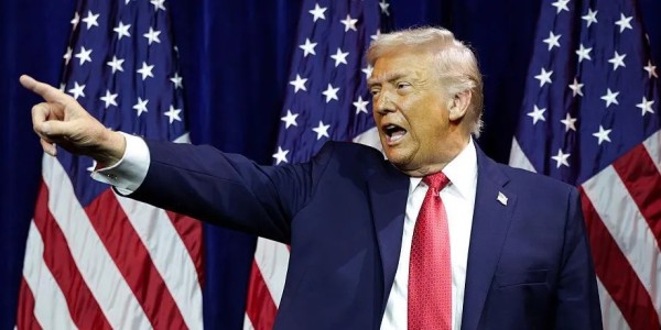 Tekanan Amerika Belum Mereda, Trump Ancam Iran dengan Serangan Udara