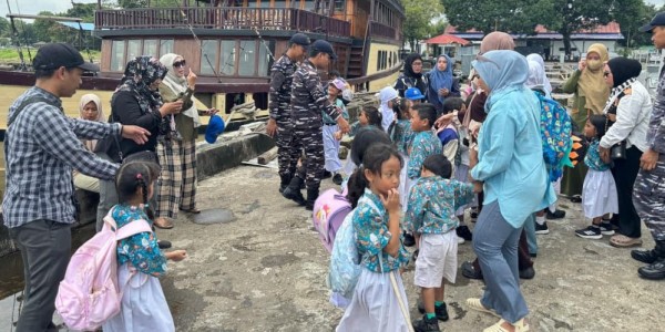 Wujudkan Edukasi Maritim Sejak Dini, KRI Hiu-634 Gelar Open Ship di Makassar