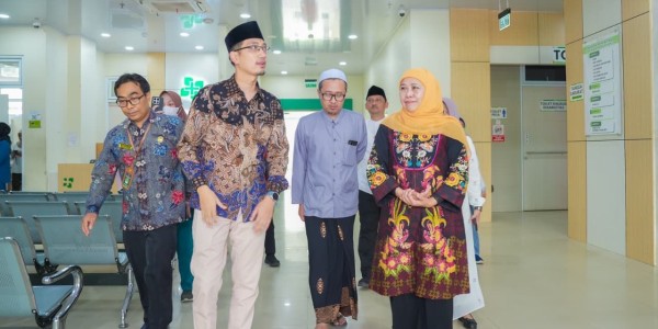 Tinjau RSUD Syamrabu Bangkalan, Gubernur Khofifah Puji Inovasi Farmasi Robotik dan Efisiensi Anggaran