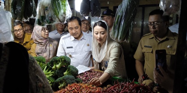 Pastikan Harga Bahan Pokok Stabil, Wamendag Tinjau Pasar Cisalak