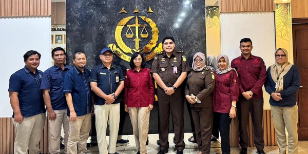 Penegakan Hukum Pajak, DJP dan Kejati Jatim Serahkan Tersangka Koperasi JMB IV