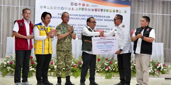 Bangkit dari Bencana, 86 KK di Tapanuli Utara Terima Stimulan Rumah dari Menko PMK