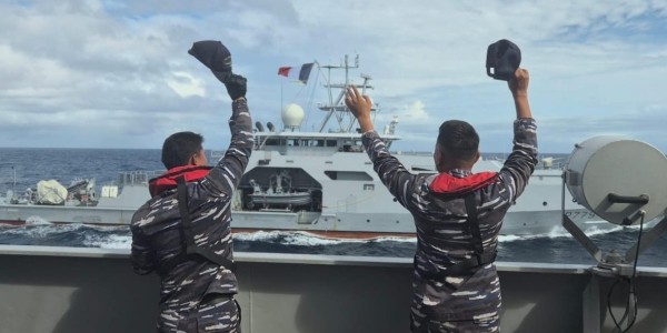 KRI Diponegoro-365 Gelar Latihan Bersama Angkatan Laut Prancis di Laut Sawu