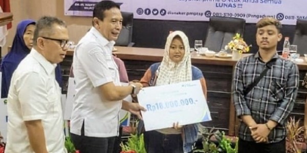 Lindungi Pekerja Informal di Kota Malang melalui Anggaran DBHCHT, Ahli Waris Terima Santunan BPJS Ketenagakerjaan