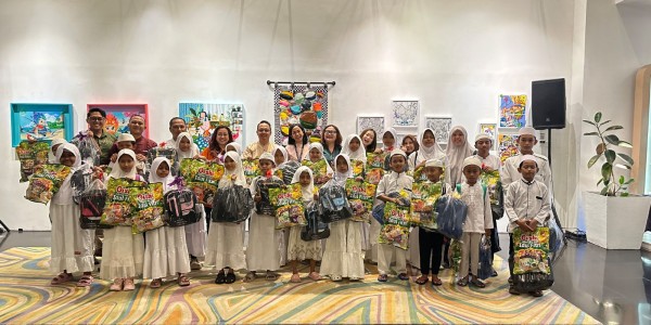 Berbagi Kebahagiaan Ramadan, ARTOTEL TS Suites Surabaya Santuni Anak Yatim di Galeri Seni