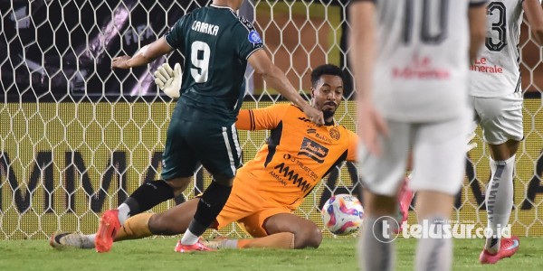Kembali Ditinggalkan, Ini Kata Mauricio Souza Soal Nasib Kiper Carlos Eduardo