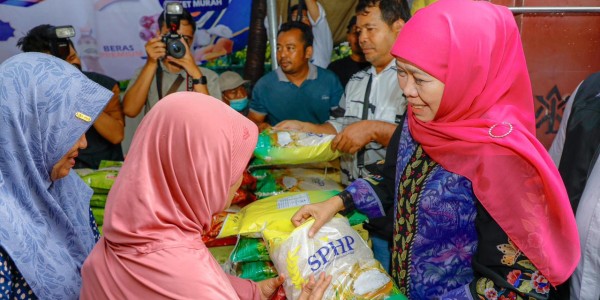Jaga Daya Beli Saat Ramadan, Gubernur Khofifah Gelar Pasar Murah ke-25 di Wonocolo