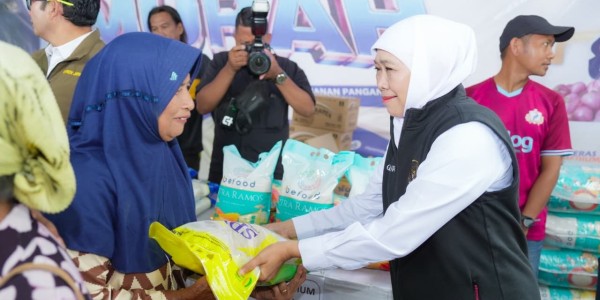 Jaga Stabilitas Harga Jelang Lebaran, Gubernur Khofifah Gelar Pasar Murah di Banyuwangi