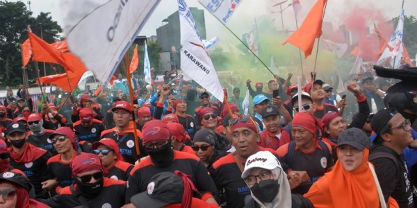 Buruh Geruduk Kemenaker: Tolak Impor Pikap, Tuntut THR Tanpa Pajak